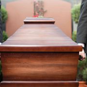 Czym się różni pogrzeb wyznaniowy od świeckiego