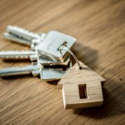 Pośrednictwo wynajmu mieszkań – dlaczego warto skorzystać z takiej usługi?